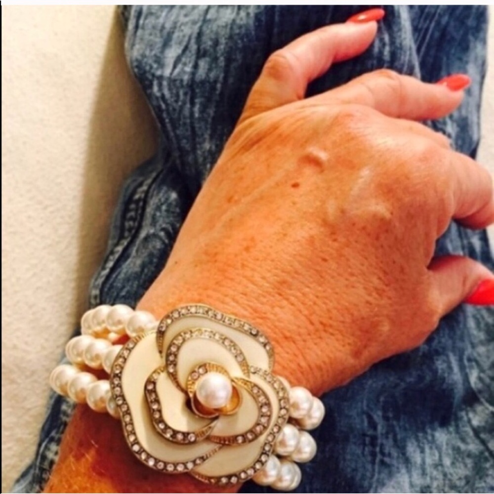 CLASSY CAMELLIA FAUX PEARL BRACELET